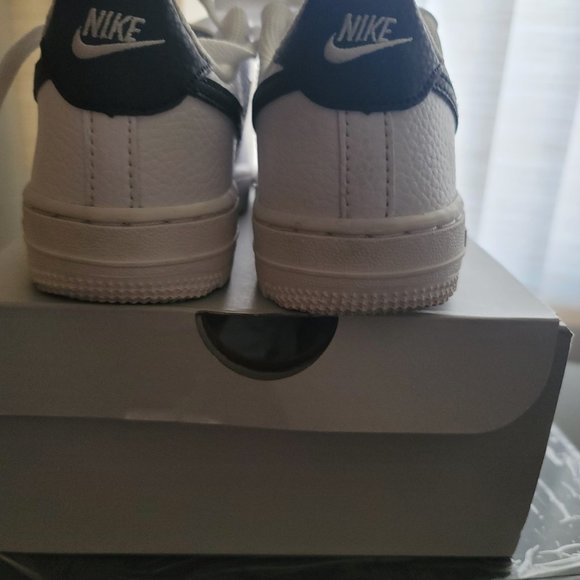 Sneakers - Picture 3 of 5